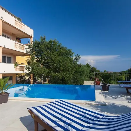 With Pool Ivana Krk Apartamento *