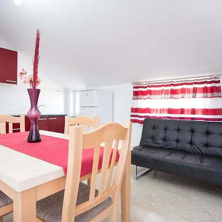 Apartment With Pool Ivana Krk